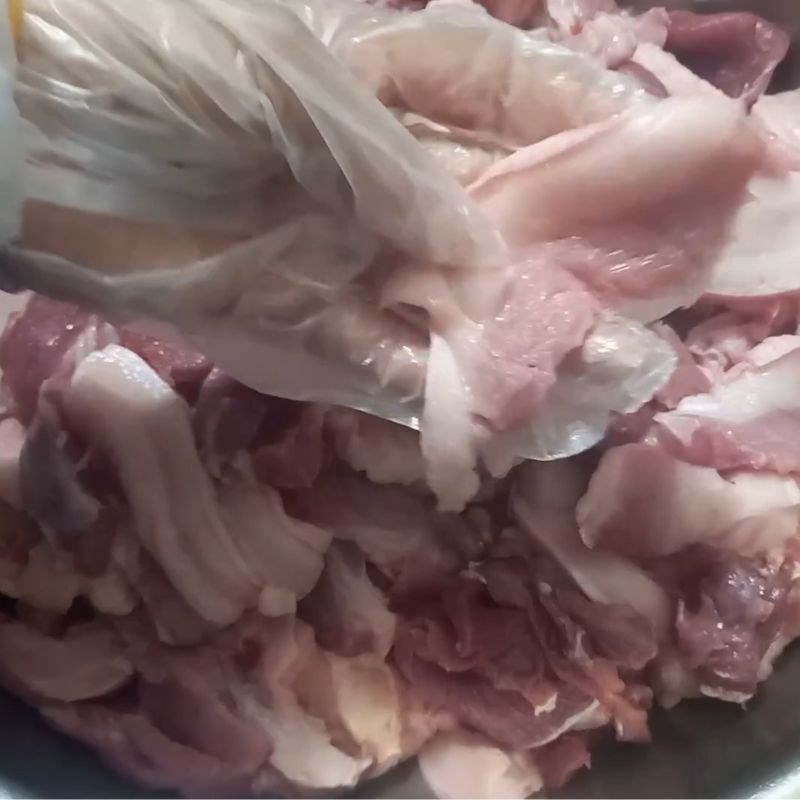 Bước 1 Sơ chế và thái thịt ba chỉ gói bánh chưng Ướp thịt gói bánh chưng