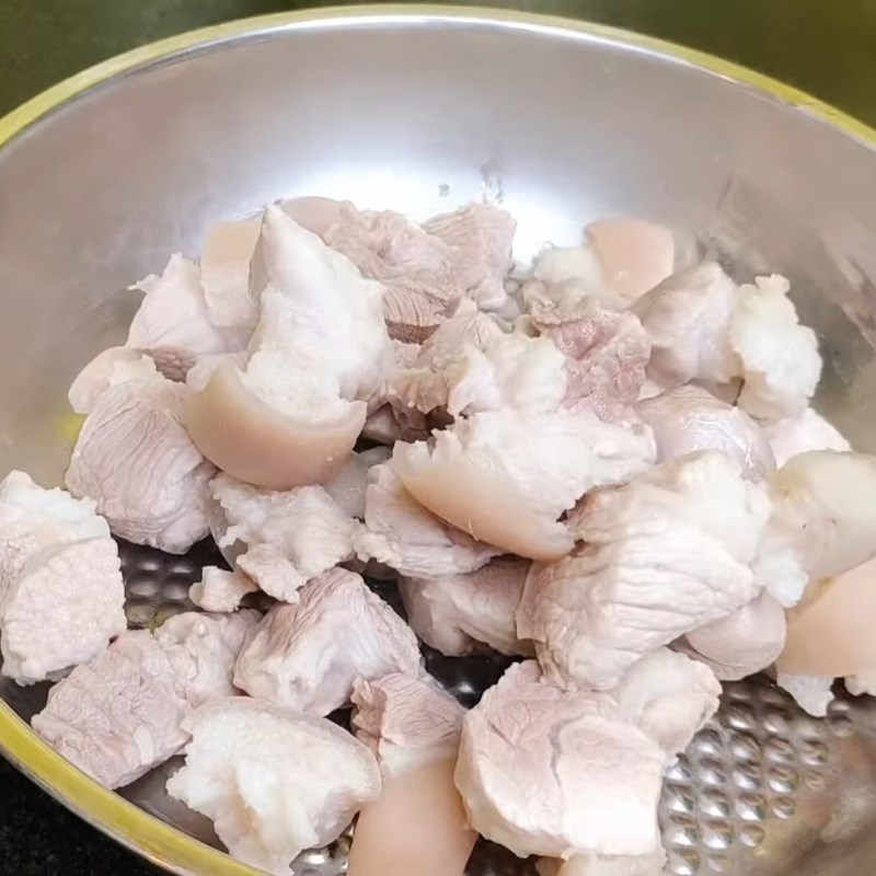 Bước 1 Sơ chế và thái thịt chân giò Thịt nấu đông