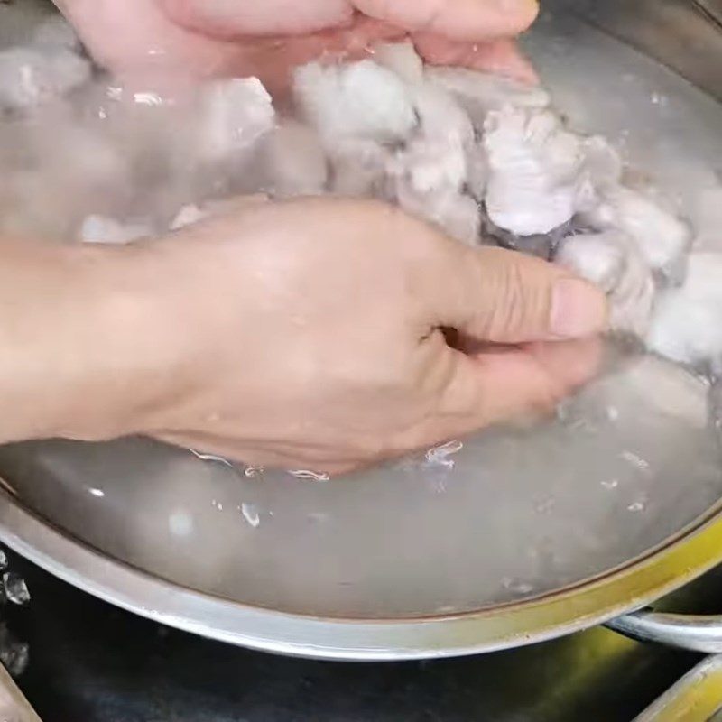 Bước 1 Sơ chế và thái thịt chân giò Thịt nấu đông