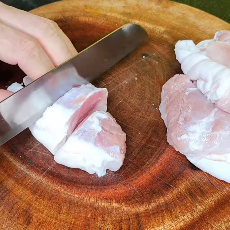 Bước 1 Sơ chế và thái thịt chân giò Thịt nấu đông