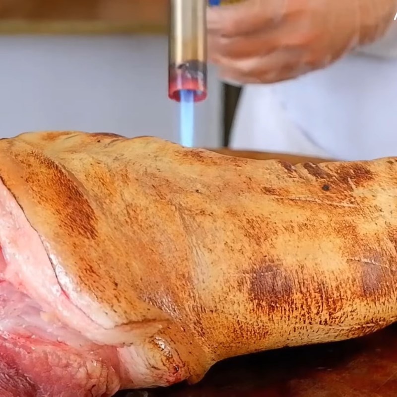 Bước 1 Sơ chế và thui chân giò Nem chạo Ninh Bình