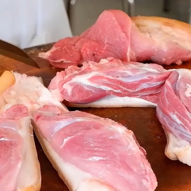 Bước 1 Sơ chế và thui chân giò Nem chạo Ninh Bình