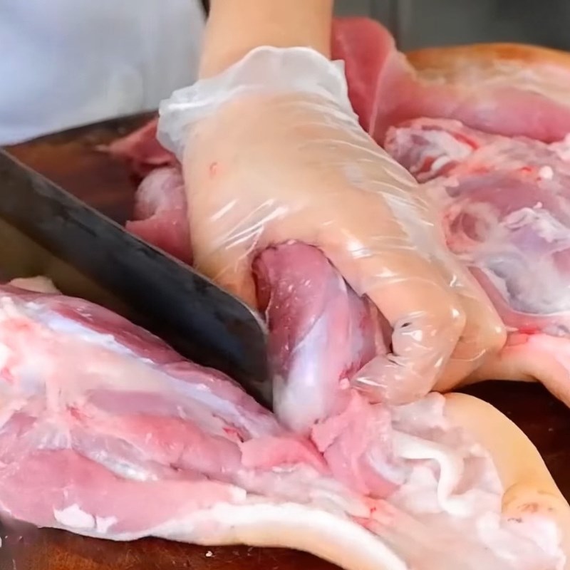 Bước 1 Sơ chế và thui chân giò Nem chạo Ninh Bình