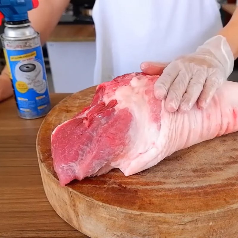 Bước 1 Sơ chế và thui chân giò Nem chạo Ninh Bình