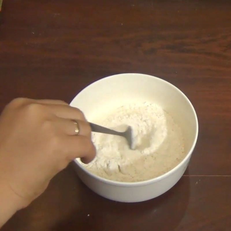 Bước 1 Sơ chế và trộn bột khô bánh quy bằng nồi chiên không dầu