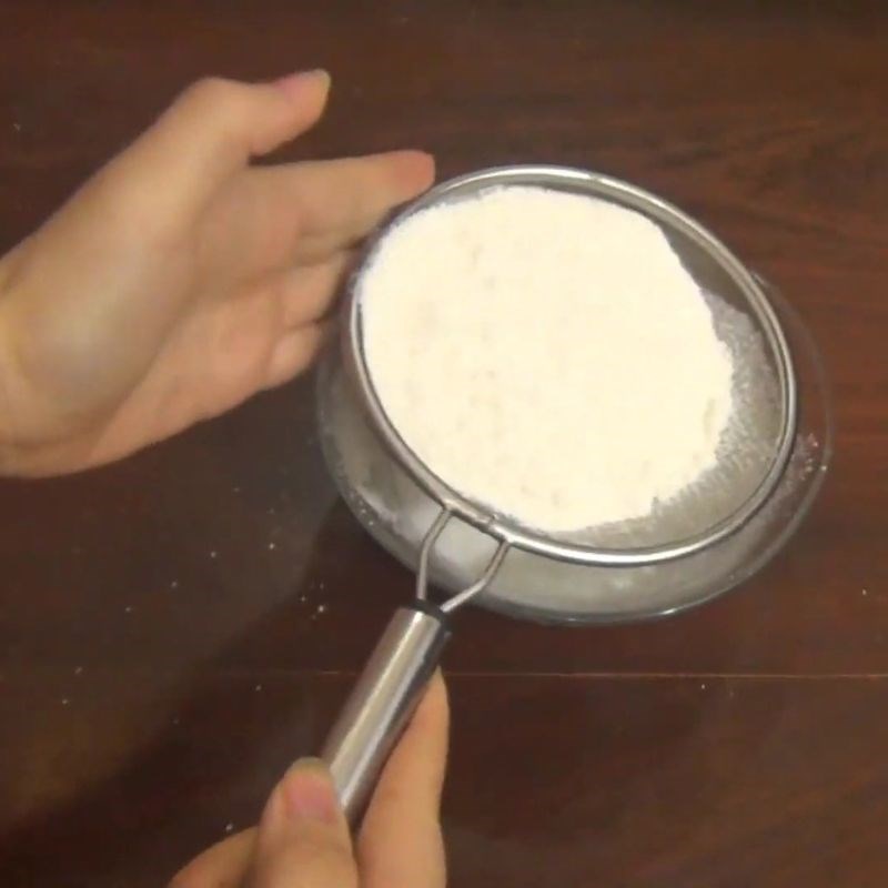 Bước 1 Sơ chế và trộn bột khô bánh quy bằng nồi chiên không dầu