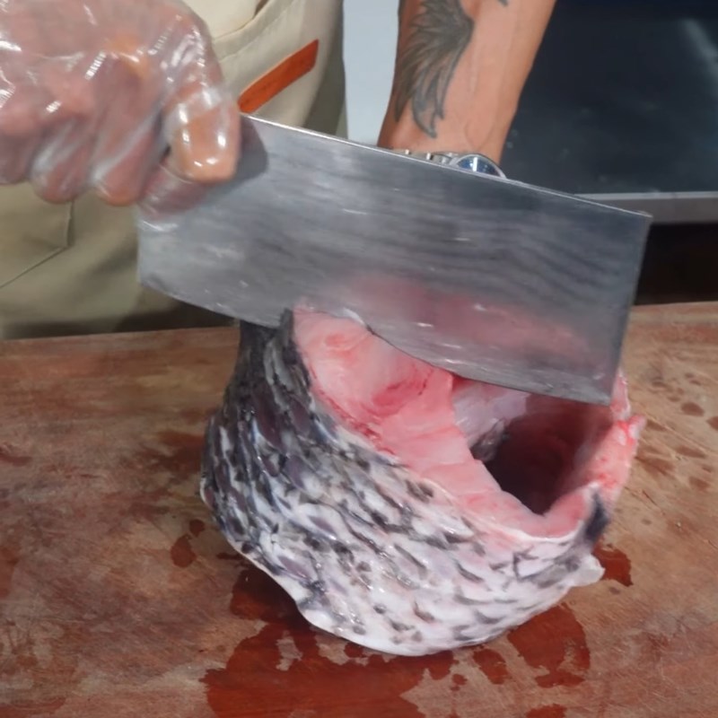 Bước 2 Sơ chế và ướp cá trắm Canh chua dọc mùng cá mẻ