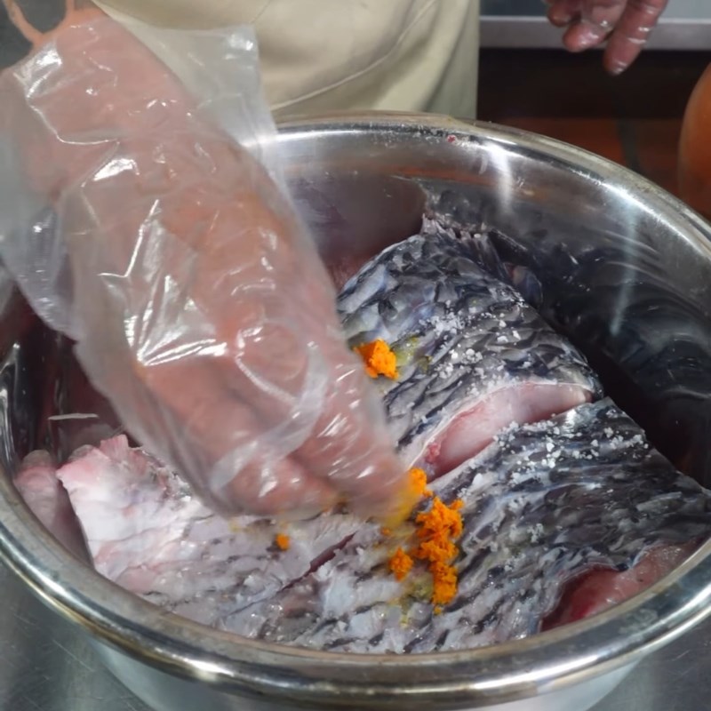 Bước 2 Sơ chế và ướp cá trắm Canh chua dọc mùng cá mẻ