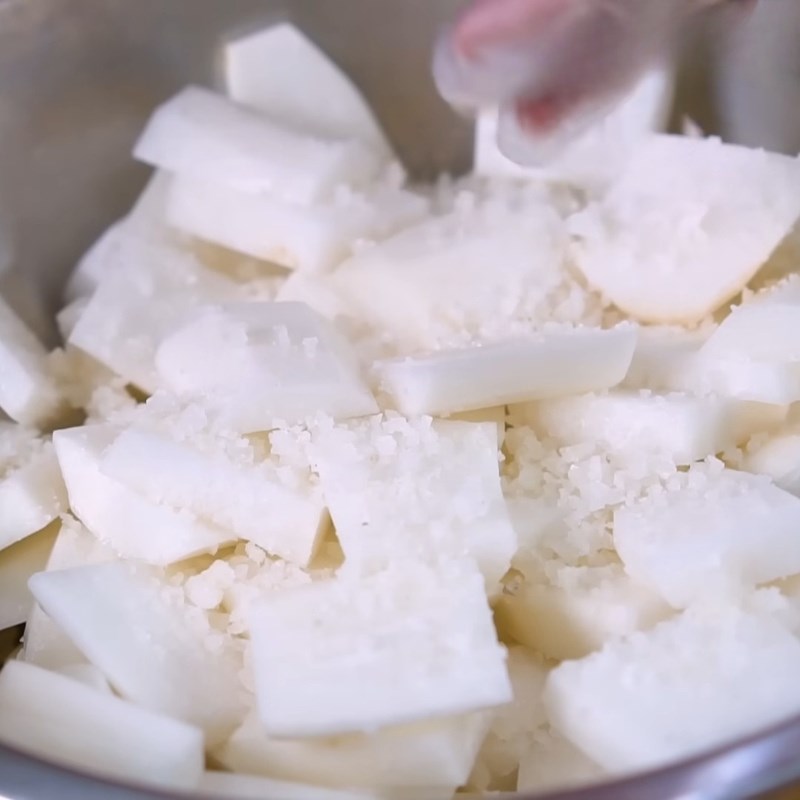 Bước 1 Sơ chế và ướp muối củ cải trắng Kim chi củ cải trắng