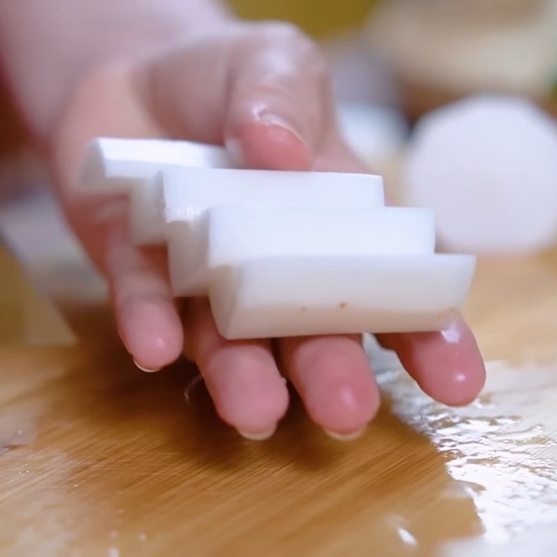 Bước 1 Sơ chế và ướp muối củ cải trắng Kim chi củ cải trắng