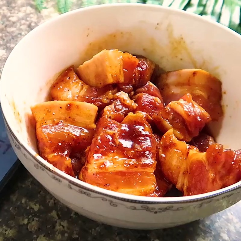 Bước 1 Sơ chế và ướp thịt Thịt kho tàu bằng gói gia vị