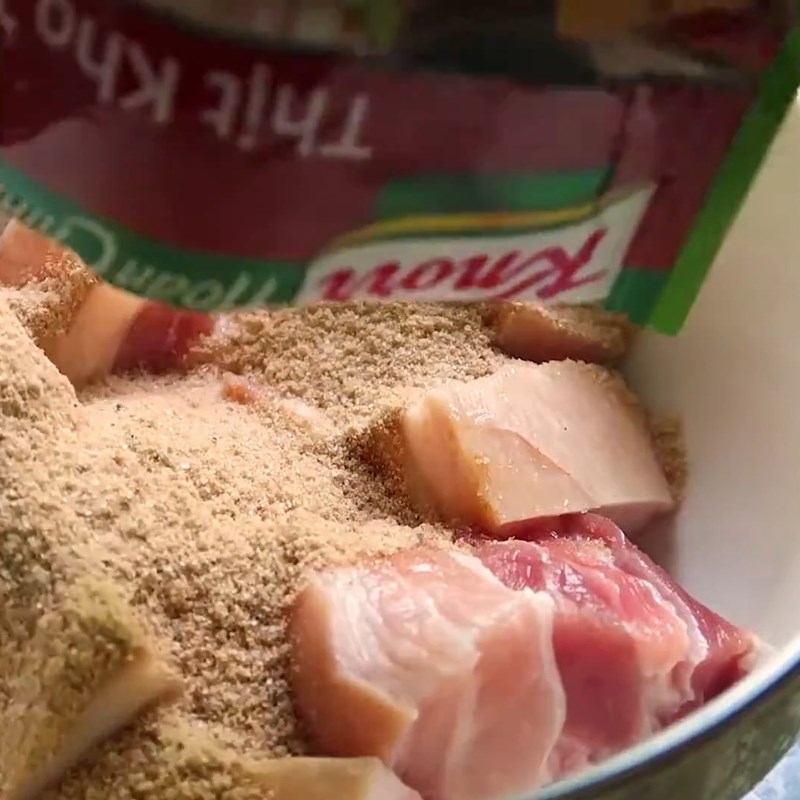 Bước 1 Sơ chế và ướp thịt Thịt kho tàu bằng gói gia vị