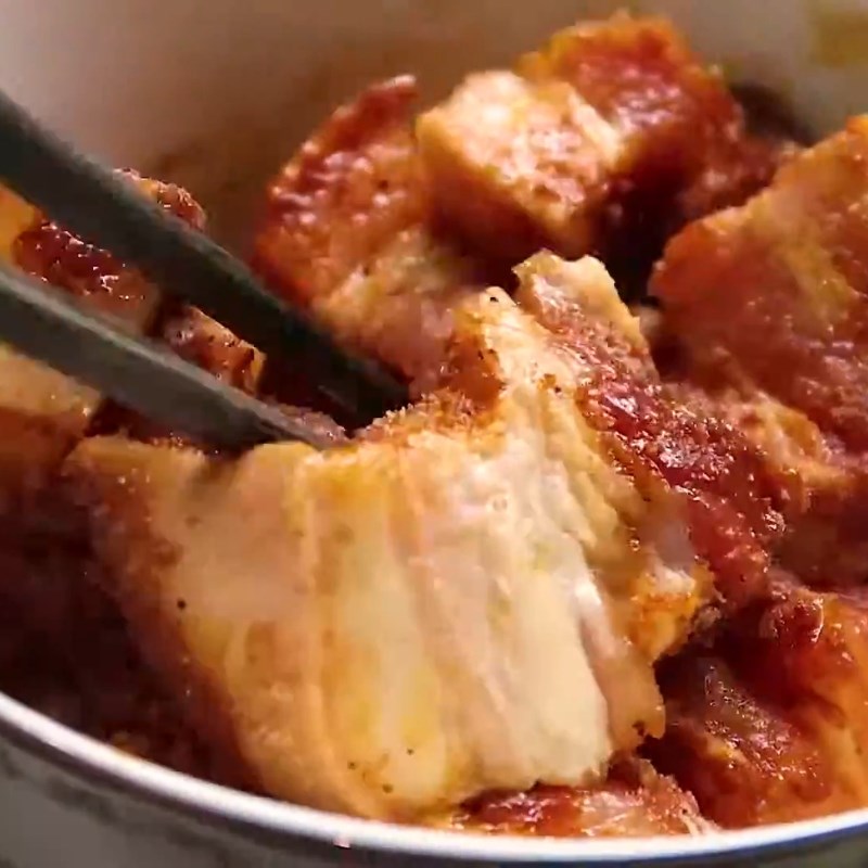 Bước 1 Sơ chế và ướp thịt Thịt kho tàu bằng gói gia vị