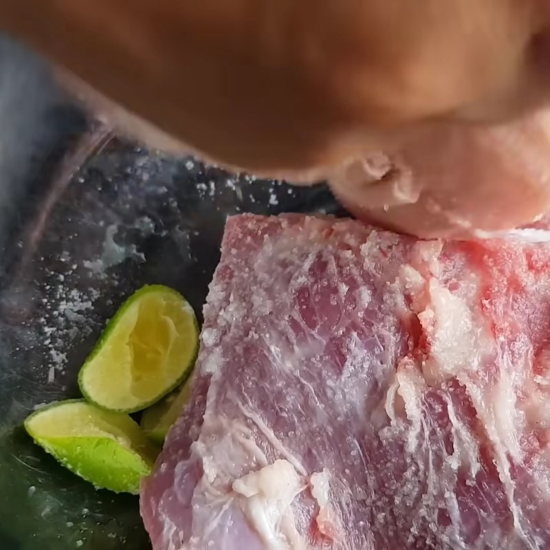 Bước 1 Sơ chế và ướp thịt Thịt kho hột vịt