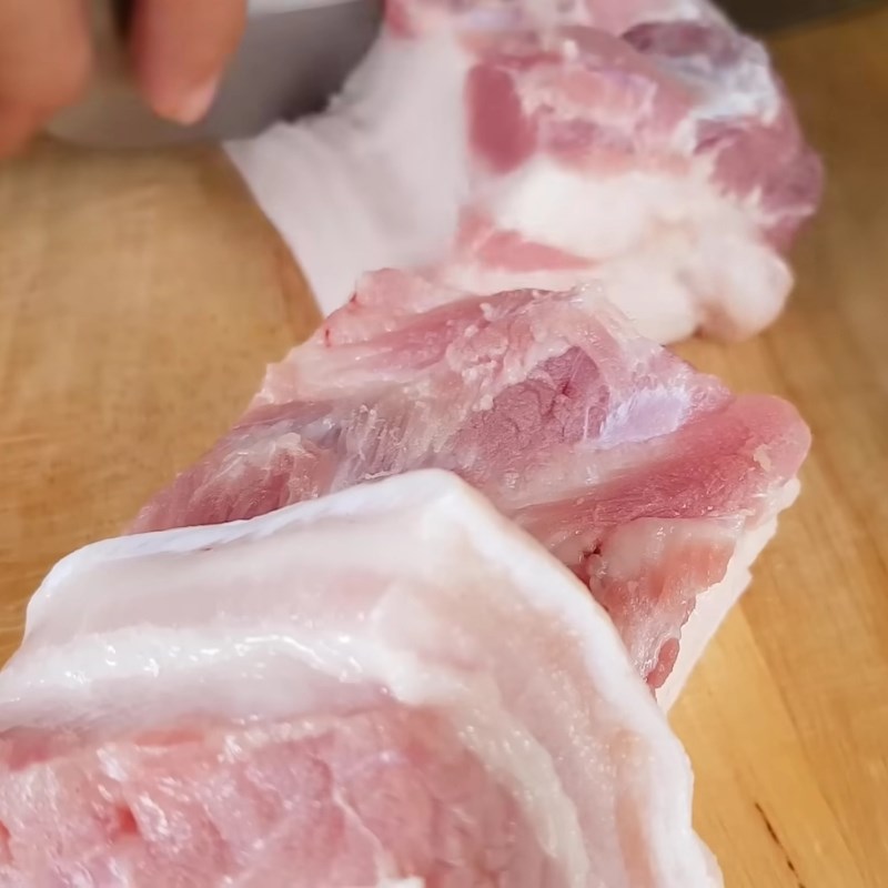 Bước 1 Sơ chế và ướp thịt Thịt kho hột vịt