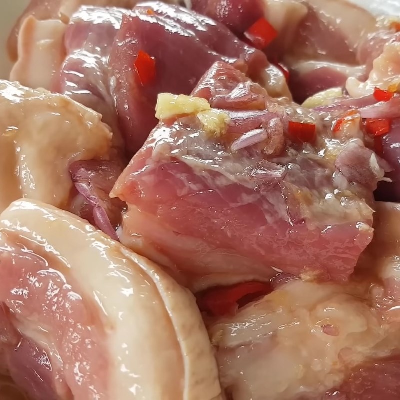 Bước 1 Sơ chế và ướp thịt Thịt kho hột vịt