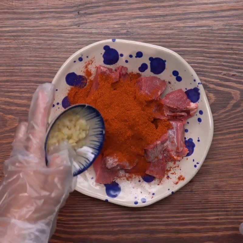 Bước 1 Sơ chế và ướp thịt bò Bò kho nấu bằng gói gia vị