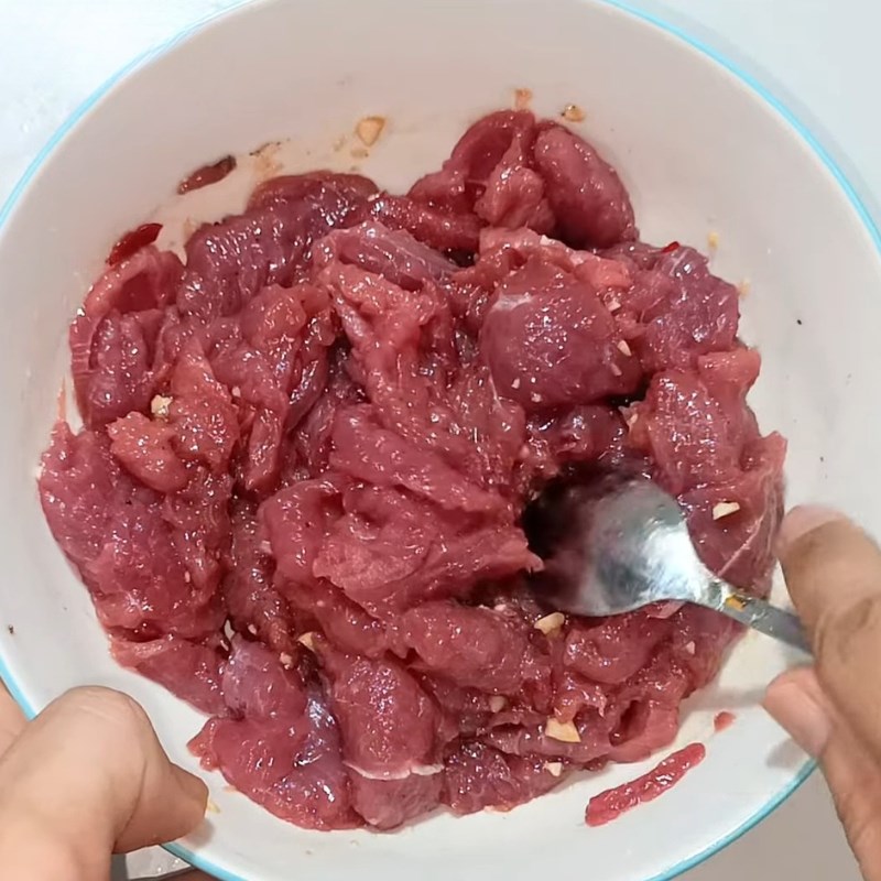 Bước 2 Sơ chế và ướp thịt bò Gỏi bò rau muống