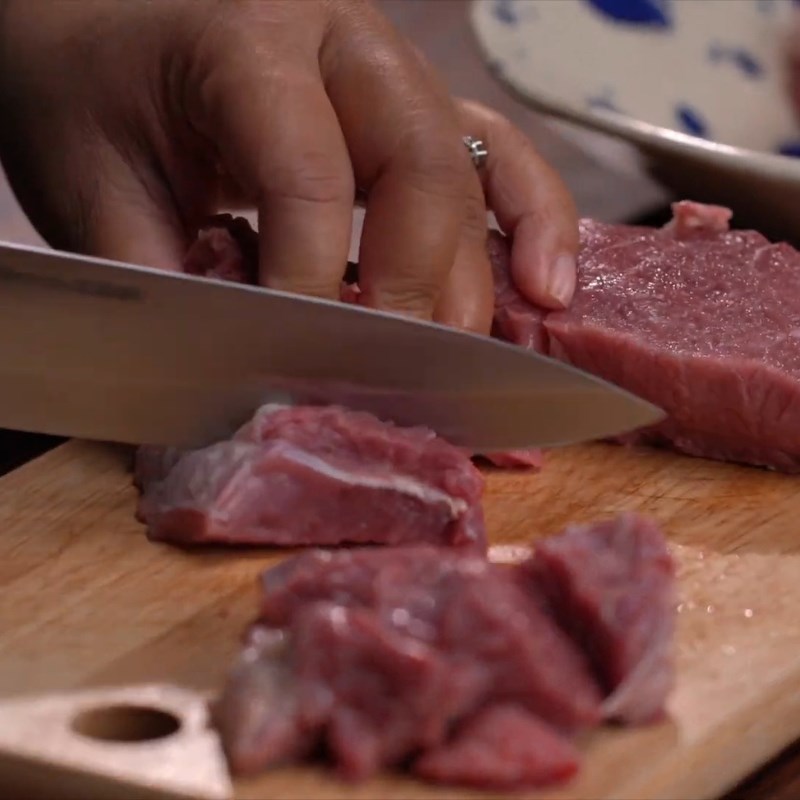 Bước 1 Sơ chế và ướp thịt bò Bò kho nấu bằng gói gia vị
