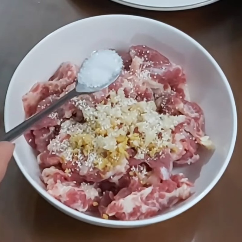 Bước 1 Sơ chế và ướp thịt bò tươi ngon Lẩu cua đồng miền Nam