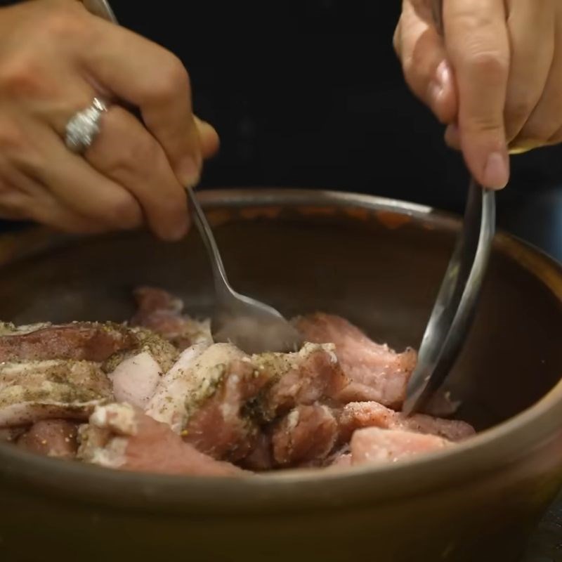 Bước 1 Sơ chế và ướp thịt heo Bánh chưng bằng khuôn thông minh