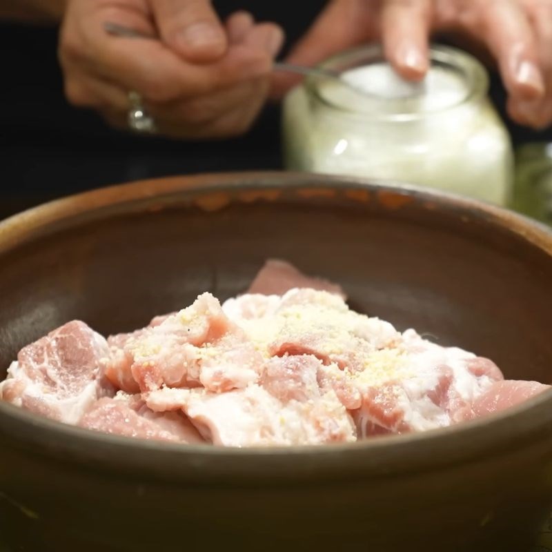 Bước 1 Sơ chế và ướp thịt heo Bánh chưng bằng khuôn thông minh