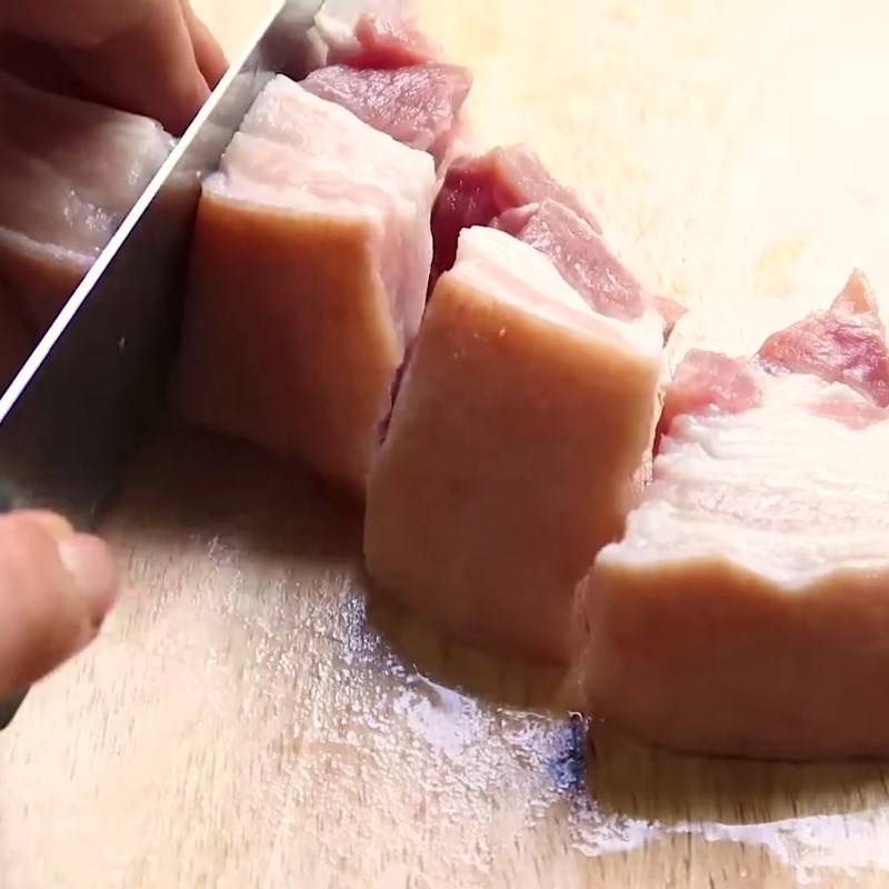 Bước 1 Sơ chế và ướp thịt Thịt kho tàu bằng gói gia vị