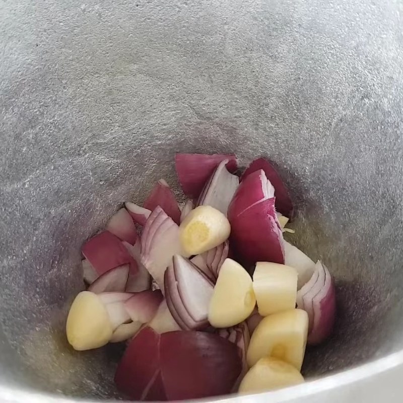 Bước 1 Sơ chế và vắt nước cốt hành tỏi Gà xào chua ngọt