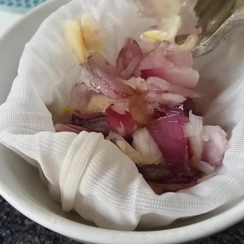 Bước 1 Sơ chế và vắt nước cốt hành tỏi Gà xào chua ngọt