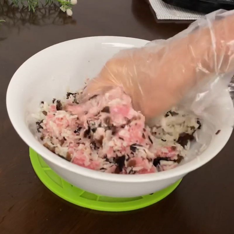 Bước 2 Sơ chế và xào nhân bánh cuốn Bánh cuốn bằng bột gạo