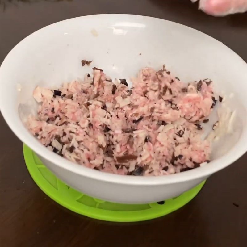 Bước 2 Sơ chế và xào nhân bánh cuốn Bánh cuốn bằng bột gạo