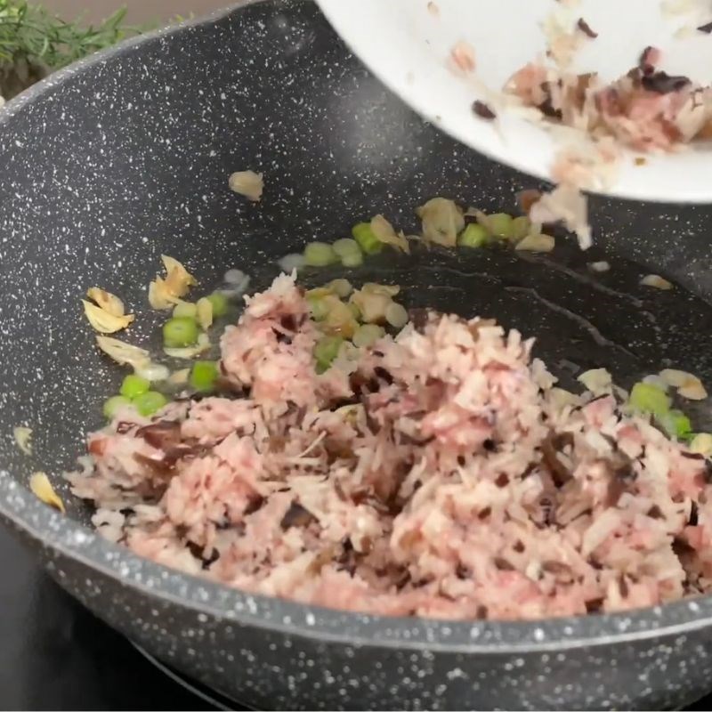 Bước 2 Sơ chế và xào nhân bánh cuốn Bánh cuốn bằng bột gạo