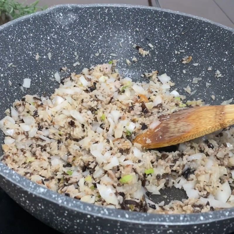 Bước 2 Sơ chế và xào nhân bánh cuốn Bánh cuốn bằng bột gạo