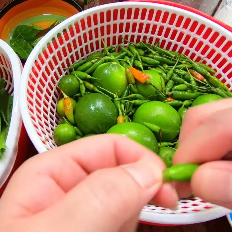 Bước 1 Sơ chế và chuẩn bị nguyên liệu Muối ớt xanh chấm gà