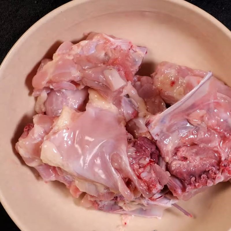 Bước 1 Sơ chế xương gà và chuẩn bị nước dùng lẩu Thái cơ bản lẩu thái hải sản