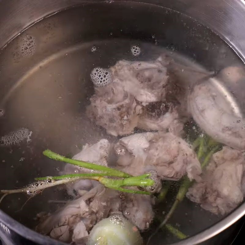 Bước 1 Sơ chế xương gà và chuẩn bị nước dùng lẩu Thái cơ bản lẩu thái hải sản