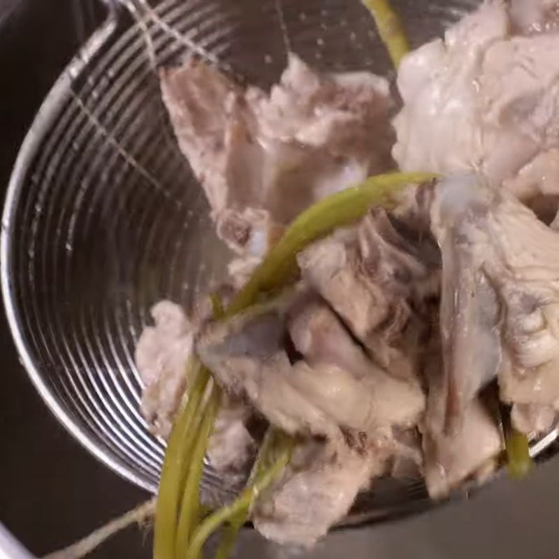 Bước 1 Sơ chế xương gà và chuẩn bị nước dùng lẩu Thái cơ bản lẩu thái hải sản