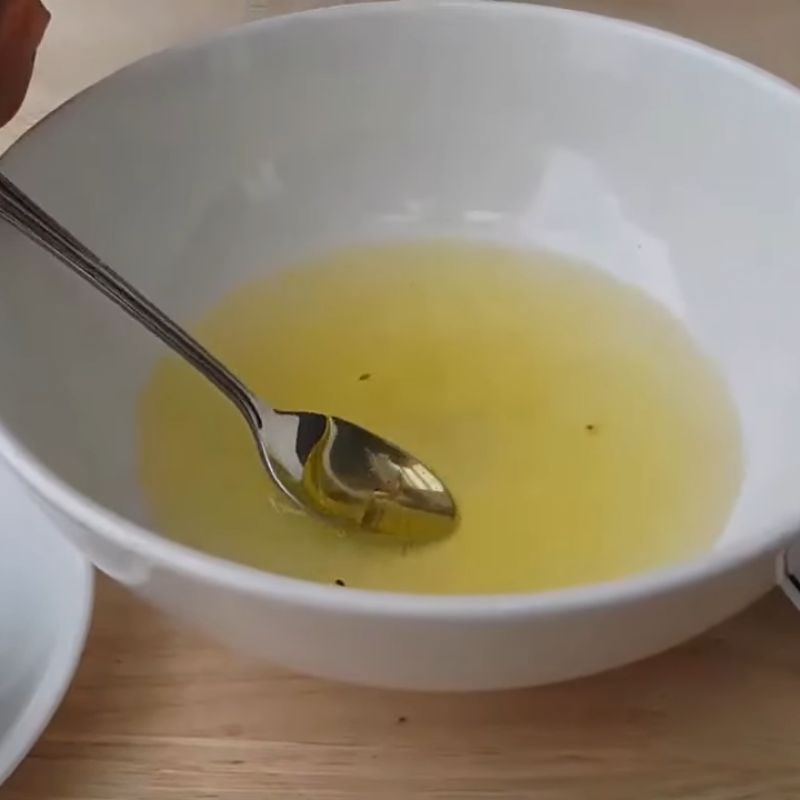 Bước 2 Tách lòng trắng trứng và chuẩn bị đánh trứng Kem tươi tại nhà