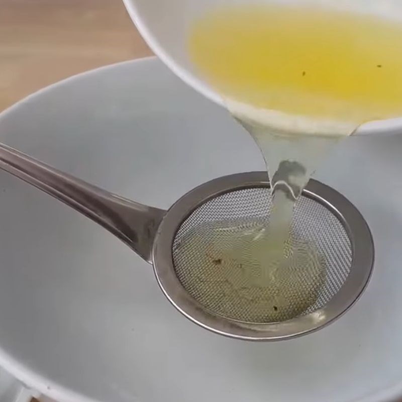 Bước 2 Tách lòng trắng trứng và chuẩn bị đánh trứng Kem tươi tại nhà