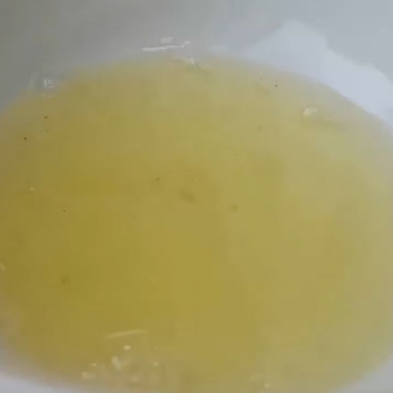 Bước 2 Tách lòng trắng trứng và chuẩn bị đánh trứng Kem tươi tại nhà