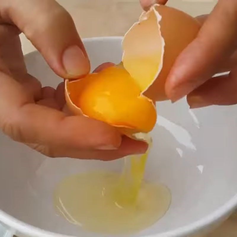 Bước 2 Tách lòng trắng trứng và chuẩn bị đánh trứng Kem tươi tại nhà