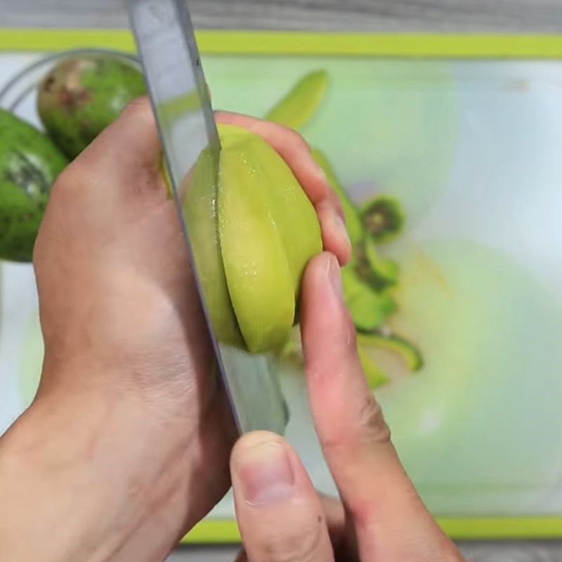 Bước 2 Tách múi Cóc dầm muối ớt