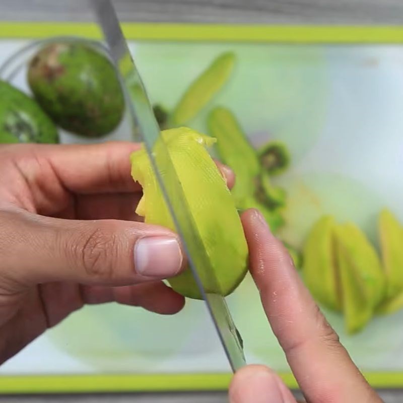 Bước 2 Tách múi Cóc dầm muối ớt