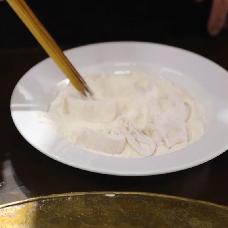 Bước 3 Tẩm bột áo (bột khô) Mực tẩm bột chiên giòn