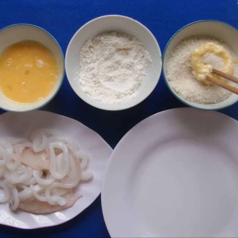 Bước 2 Tẩm mực chiên xù Mực chiên xù chấm sốt me