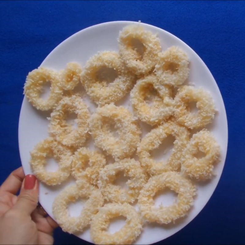 Bước 2 Tẩm mực chiên xù Mực chiên xù chấm sốt me