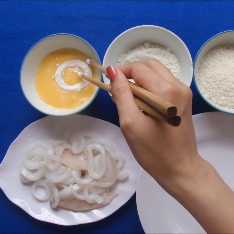 Bước 2 Tẩm mực chiên xù Mực chiên xù chấm sốt me