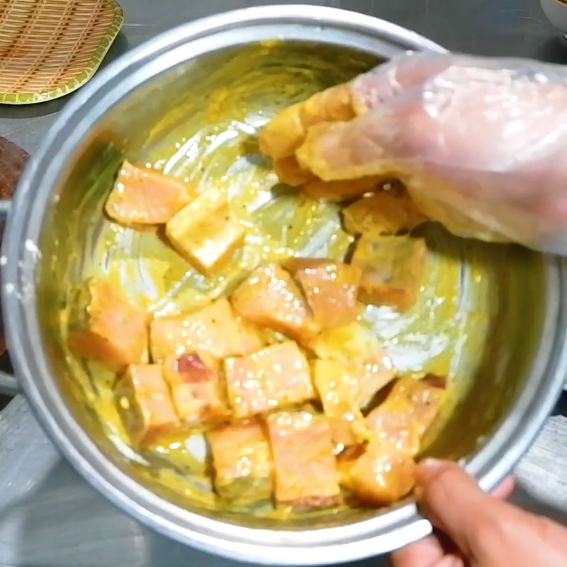 Bước 2 Tẩm ướp cá tầm rang muối cá tầm rang muối