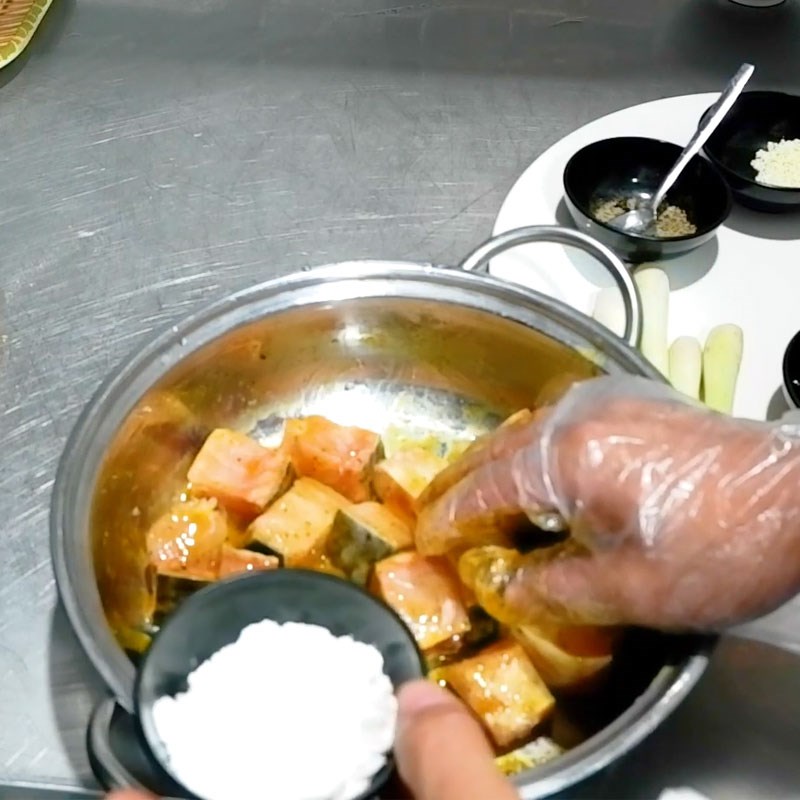 Bước 2 Tẩm ướp cá tầm rang muối cá tầm rang muối