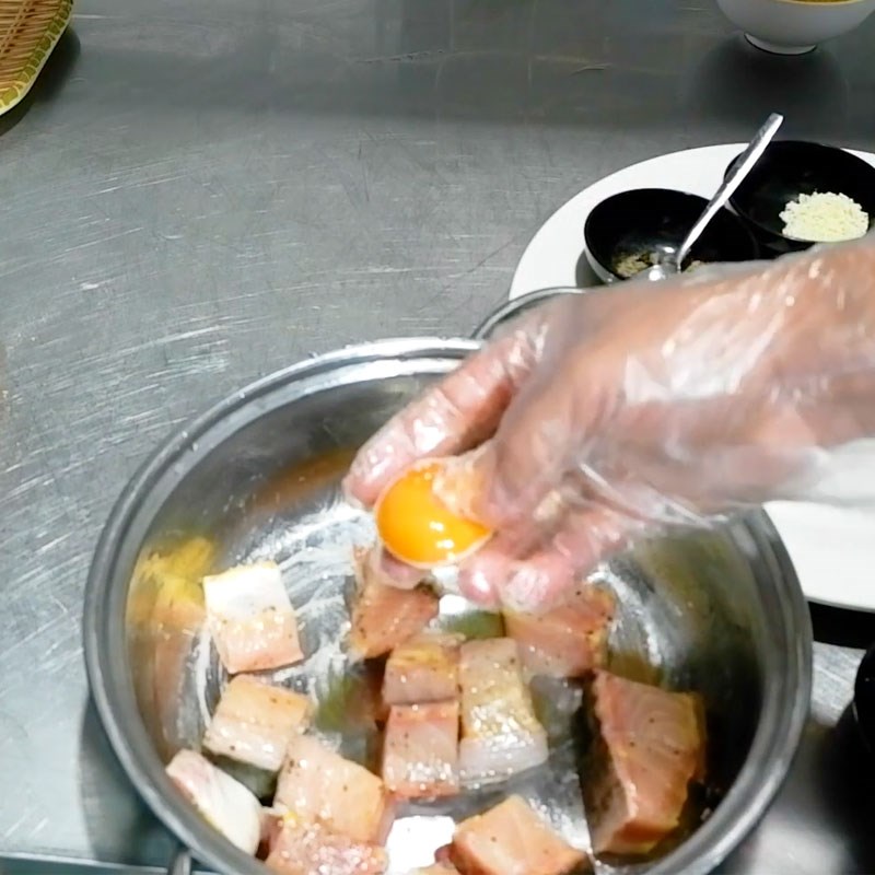 Bước 2 Tẩm ướp cá tầm rang muối cá tầm rang muối